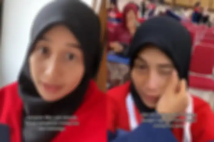 Momen wanita wisuda sendirian.