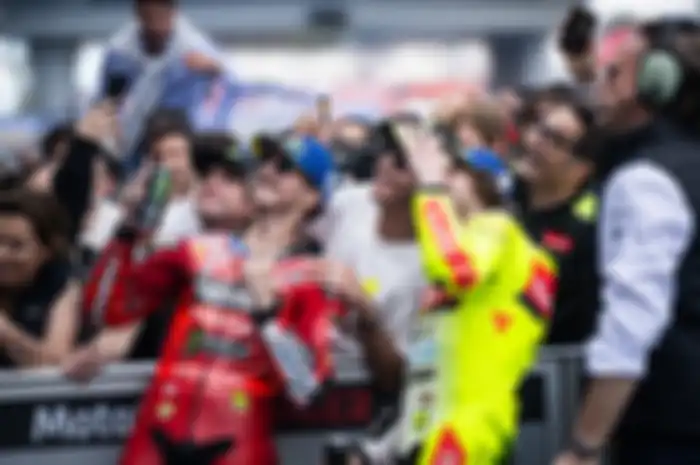 Kejadian menarik di parc ferme MotoGP Spanyol 2024 Francesco Bagnaia berani-beraninya tidak mengindahkan Valentino Rossi