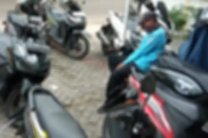 Pro kontra kemunculan tukang parkir di depan minimarket bikin resah, apalagi sampai memaksa minta uang langsung laporkan ke polisi.