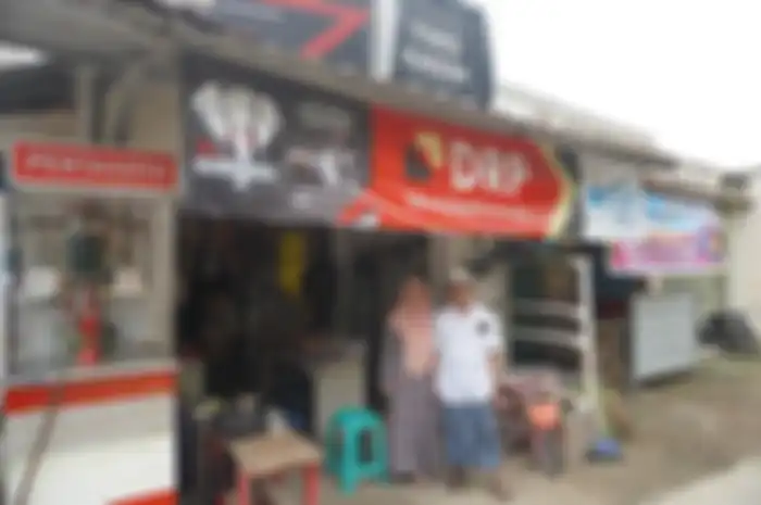 Warung Madura juga sepaket menjual bensin eceran atau dikenal dengan nama Pertamini. 