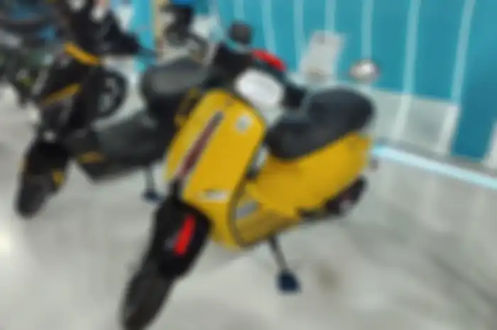 Pilihan motor listrik mirip Vespa matic di PEVS 2024. Harga mulai Rp 4 jutaan.