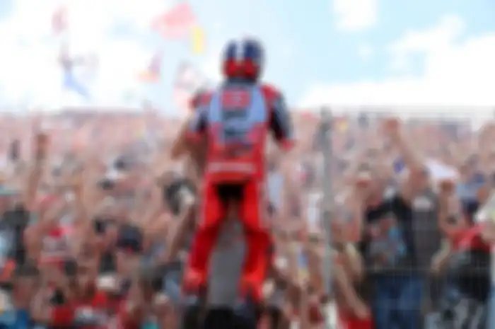 Marc Marquez lebih baik bertahan di Ducati saat di tengah banyak tawaran menggiurkan dari tim pabrikan lain di MotoGP. 