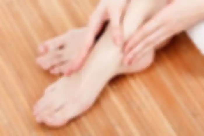 arti kedutan di punggung kaki kanan