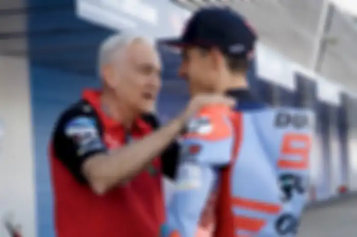 Marc Marquez bersama manajer tim Ducati Davide Tardozzi.