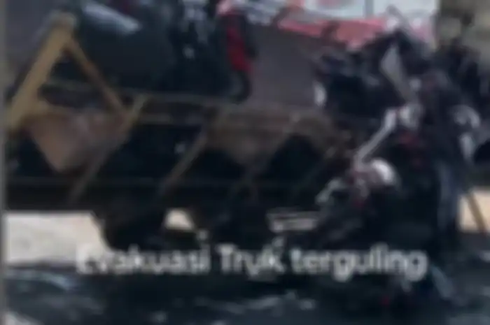 Kecelakaan truk pengangkut motor baru Honda terguling, banyak motor berserakan