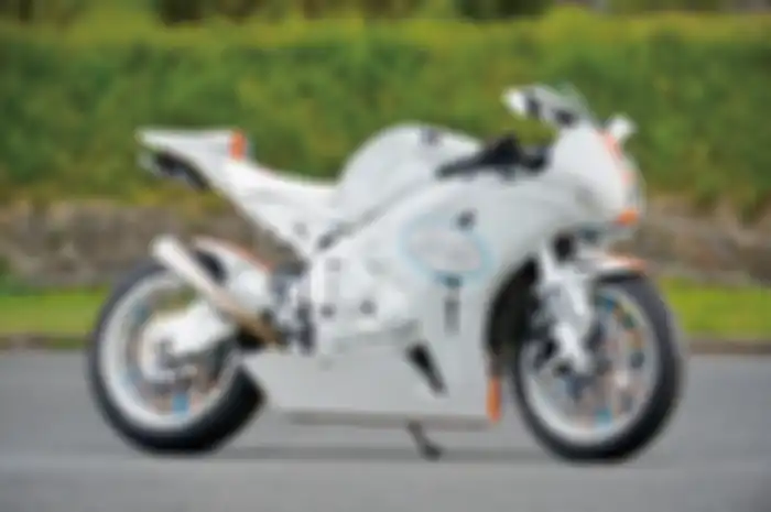 Modifikasi motor Honda CBR1000RR garapan Loco Garage Jepang.