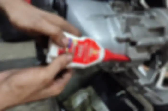 (Ilustrasi) Warna oli gardan motor matic masih bening setelah dipakai, ternyata pertanda baik.
