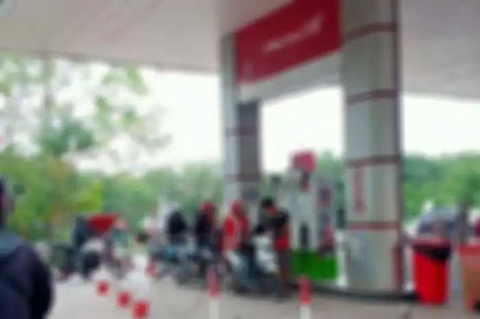 Ilustrasi motor isi BBM Pertalite di SPBU Pertamina Kota Batam, Kepulauan Riau.