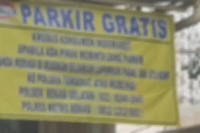 Parkiran minimarket merupakan fasilitas umum dan tidak diperbolehkan membayar alias gratis, tukang parkir liar bisa disidang di tempat jika maksa minta uang.