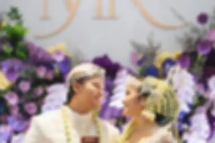 Rizky Febian dan Mahalini memamerkan buku nikah setelah menjalani akad hari ini, Jumat (10/5/2024).