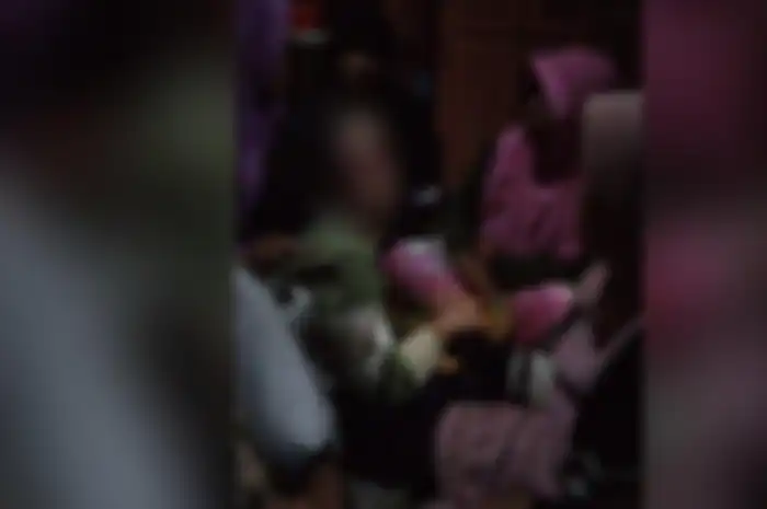 D saat dievakuasi warga setelah mengalami penganiayaan oleh pelaku pembunuhan ibunya sendiri di Kampung Leuwileutak, Desa Cipangramatan, Kecamatan Cikajang, Kabupaten Garut, Jawa Barat, Kamis (9/5/2024) malam. 