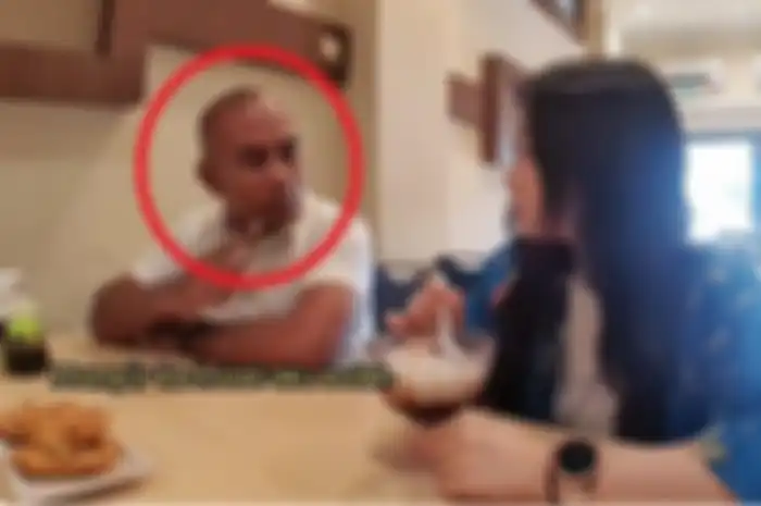 Capture video Asri Damuna yang ajak Jiah YouTuber Korea Selatan (Korsel) ke hotel. 