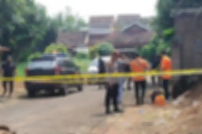 Mayat pria terbungkus sarung ditemukan di kawasan Pamulang, Tangerang Selatan (Tangsel) pada Sabtu (11/5/2024) pagi.