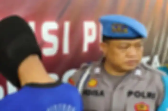 C (30) dihadirkan dalam konferensi pers terkait kasus perempuan muda berinisial A (21) yang tewas di kamar kos di Blok Pulomas, Desa/Kecamatan Kedawung, Kabupaten Cirebon. 
