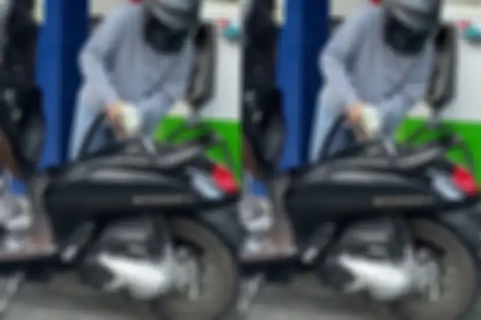 Kesulitan saat isi Pertalite di SPBU self service, begini aksi pemotor Honda Scoopy saat mengisi bensin.