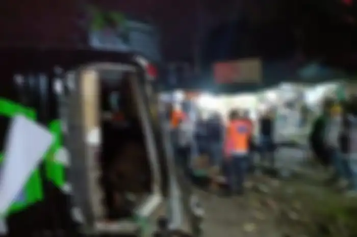 Bus yang menabrak beberapa kendaraan termasuk Honda BeAT di Ciater Subang.