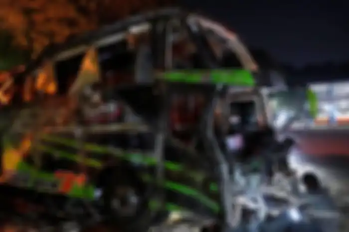 Petugas derek memarkirkan bangkai bus Putera Fajar nopol AD 7524 OG di Terminal Subang pasca kecelakaan maut yang membawa rombongan pelajar SMK Lingga Kencana Depok, di Jalan Raya Ciater, Kampung/Desa Palasari, Kecamatan Ciater, Kabupaten Subang, Jawa Barat, Sabtu (11/5/2024). 