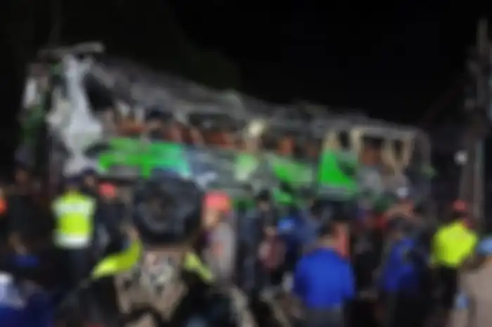 Kecelakaan bus pariwisata Trans Putera Fajar yang mengangkut rombongan siswa SMK Lingga Kencana Depok terjadi di Jalan Raya Kampung Palasari, Kecamatan Ciater, Kabupaten Subang, Jawa Barat, Sabtu (11/5/2024). 