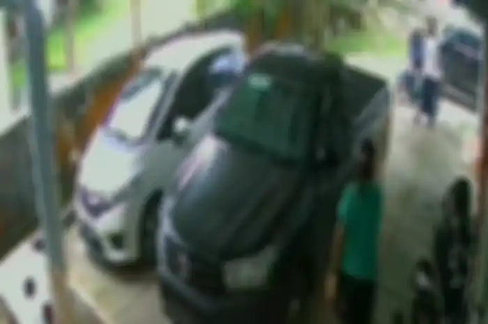 Tangkapan layar video CCTV yang merekam seorang istri bos minyak di Belitung memukul anak SMP.