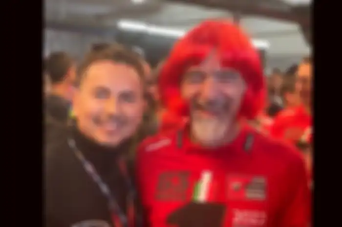 Legenda MotoGP Jorge Lorenzo (kiri) dan jenderal Ducati Luigi Dall'Igna  kasih usulan biar dapatkan Marc Marquez, Jorge Lorenzo dan Enea Bastianini sekaligus