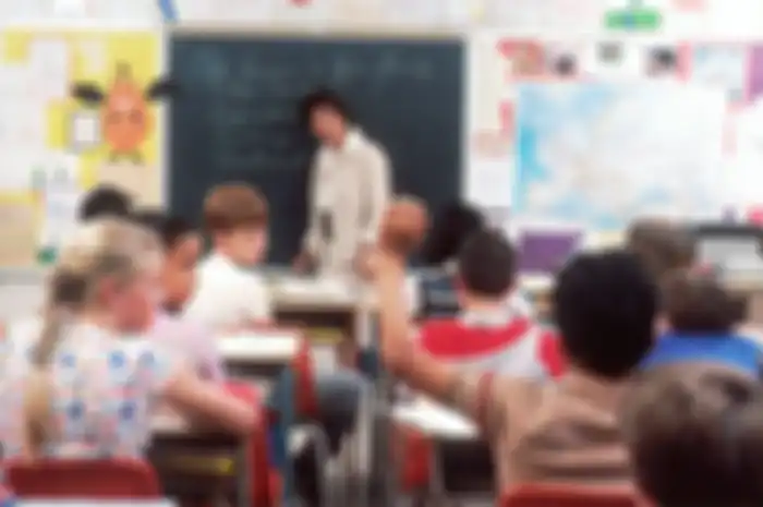 Bagaimana integrasi dari unsur-unsur penting dalam definisi pendidikan dapat mempengaruhi efektivitas upaya pencapaian tujuan pendidikan di tingkat sekolah dasar?