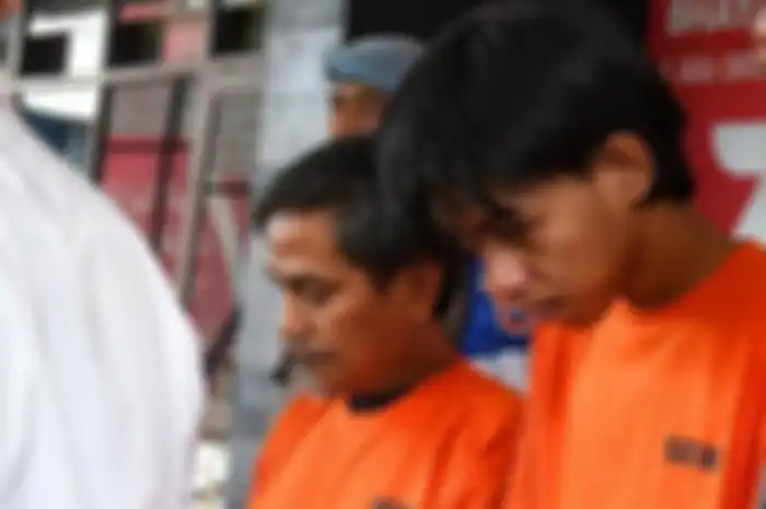 Tersangka Hisyam Akbar Pahlevi alias Zombie (19) (posisi di kanan) saat dihadirkan dalam konferensi pers yang digelar oleh Polresta Malang Kota, Senin (13/5/2024) 