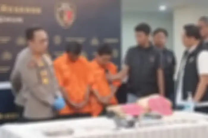 Dua pembunuh pria berinisial AH (32), yaitu Faizal Arifin (23) dan Naedi (26), menundukkan kepala saat dihadirkan di depan awak media di Polda Metro Jaya, Jakarta, Selasa (14/5/2024).