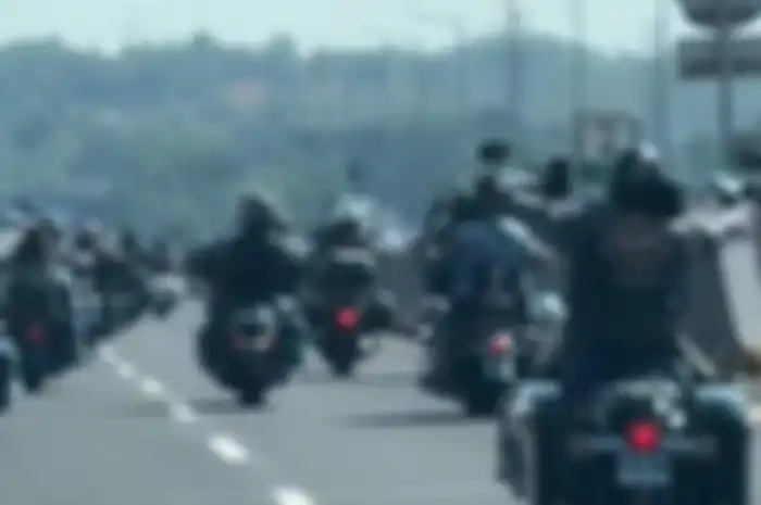 Konvoi motor gede (moge) kembali dapat sorotan dan dikecam karena menerobos jalur mobil di Jembatan Suramadu termasuk dari Anggota DPRD Jatim.