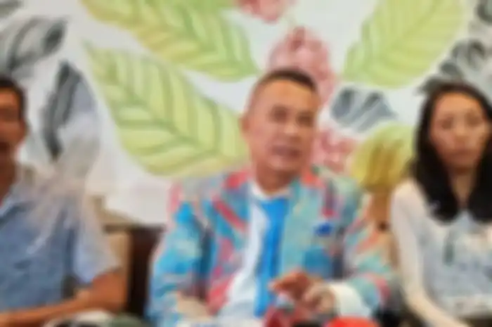 Pengacara Hotman Paris bersama keluarga mendiang Vina di Mal Central Park, Grogol, Jakarta Barat, Kamis (16/5/2024). 