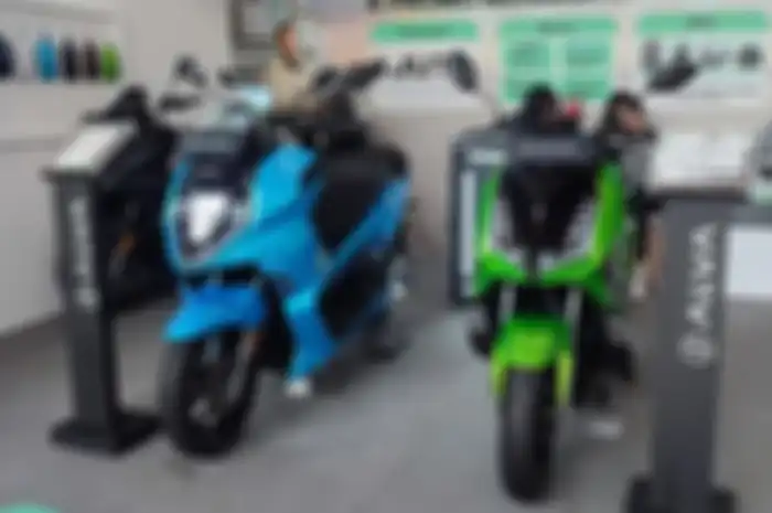 Keberadaan tempat pengecasan baterai umum atau SPKLU masih jarang dan jadi alasan masyarakat enggak membeli motor listrik.
