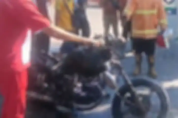 Motor Suzuki Thunder milik penimbun Pertalite terbakar hangus di SPBU di Banyuwangi.