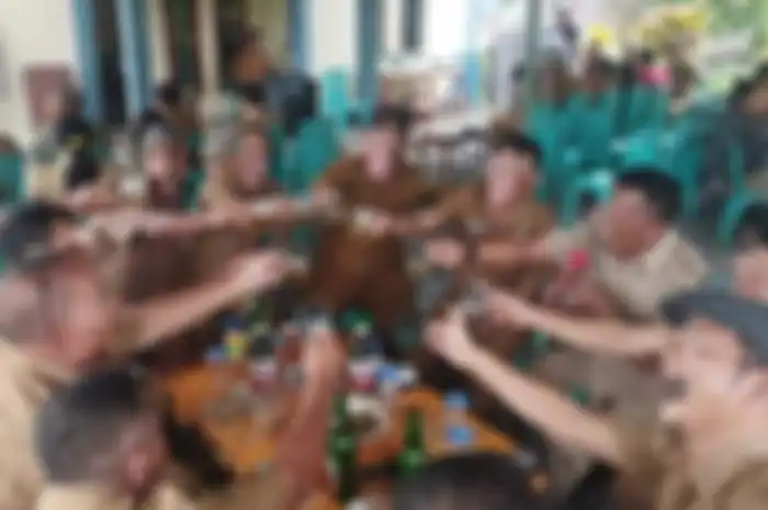Viral ASN di Manggarai Timur ramai-ramai minum miras saat masih berpakaian dinas.