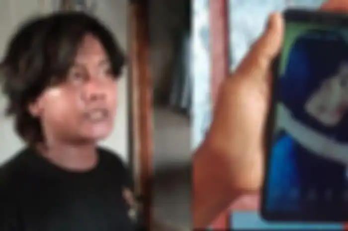 Penjual jok motor yang tokonya dekat Jembatan Talun, Cirebon, Hanafi (kiri). Jembatan Talun merupakan lokasi merekayasa seakan Vina dan Eki korban kecelakaan tunggal. 