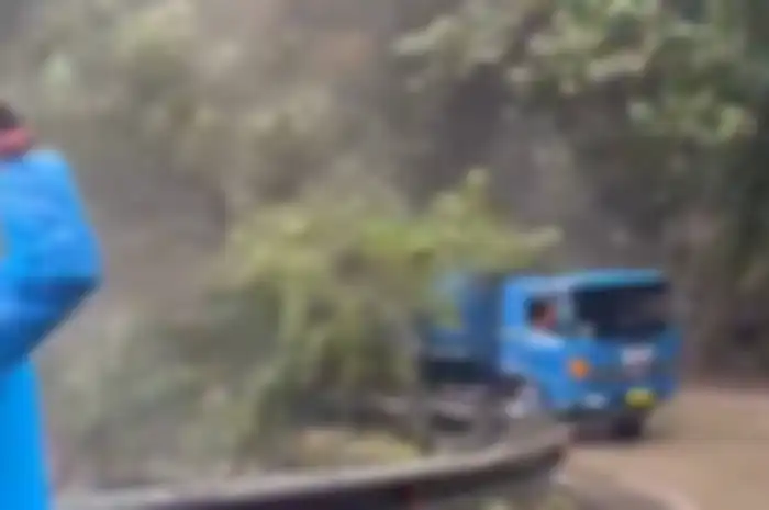 Detik-detik truk selamat dari longsor di kawasan Sitinjau Lauik, Kota Padang