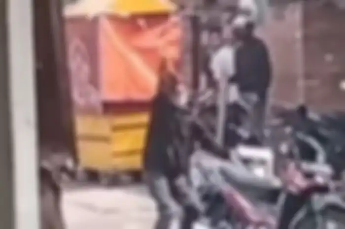 Maling motor todong pistol saat dikepung warga di Bekasi.