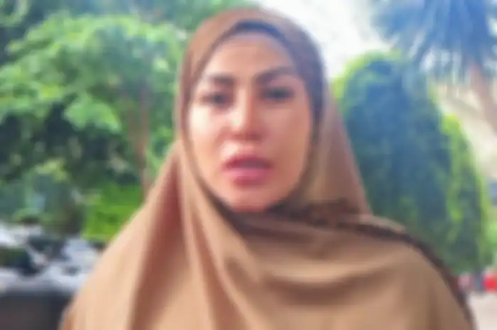 Cinta Penelope di Polda Metro Jaya, Jumat (17/5/2024). Ia menangis menceritakan upaya dirinya sembuh setelah divonis kanker serviks.