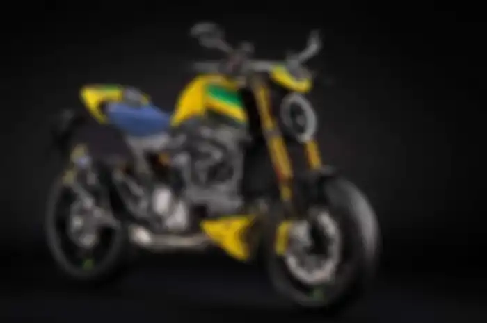 Meluncur moge Ducati Monster livery pembalap F1 legendaris Ayrton Senna.