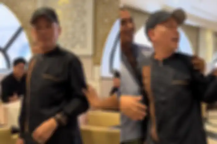 Ayah Rozak terekam video sedang ngomel-ngomel pada orang Malaysia karena tak terima Indonesia dihina miskin.