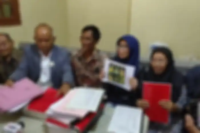 Para kuasa hukum tersangka kasus Vina dan Eki di Kota Cirebon saat gelar konferensi pers di sebuah kantor advokat di Jalan Raya Kalitanjung, Kota Cirebon 