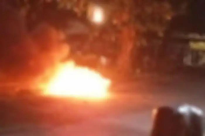 Tawuran gengster di Bogor, satu motor dibakar