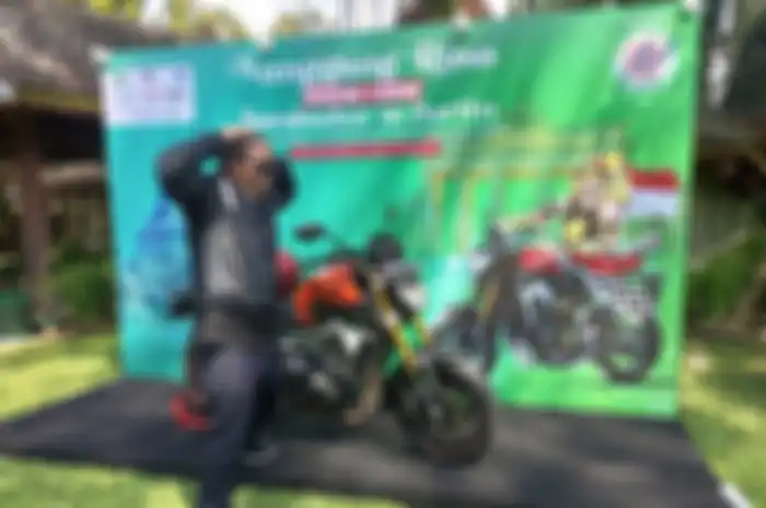 Momen Gus Paox Iben saat persiapan solo turing dari Borobudur ke Berlin.