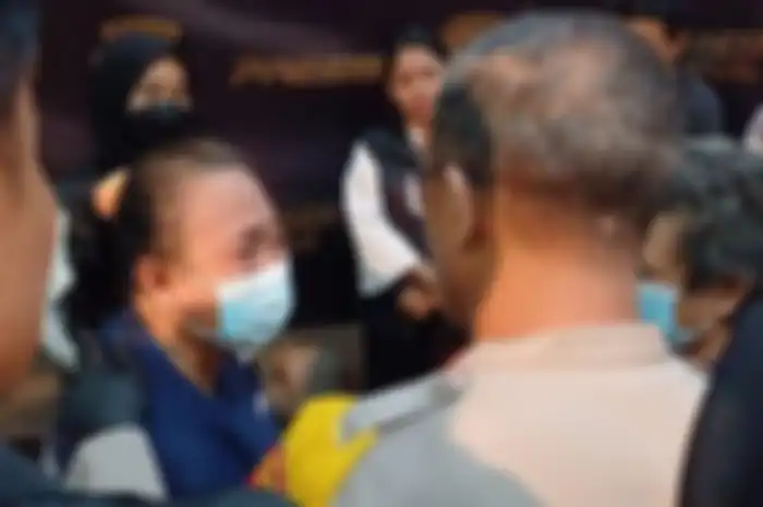NKD, seorang ibu di Duren Sawit, Jakarta Timur merekam momen putrinya disetubuhi pacar. Ia melakukannya demi memenuhi kebutuhan birahi. 