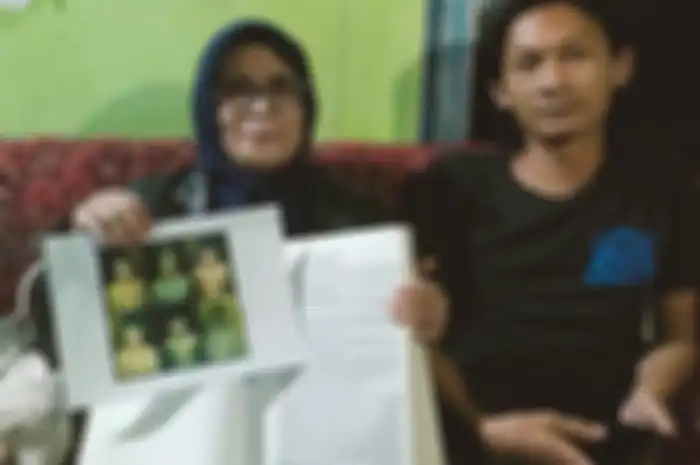 Saka Tatal (kanan) didampingi pengacaranya, Titin saat ditemui di rumahnya di wilayah Kota Cirebon, Jawa Barat. 