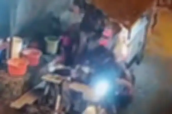 Yamaha NMAX tabrak penjual gorengan, balita alami luka bakar hebat