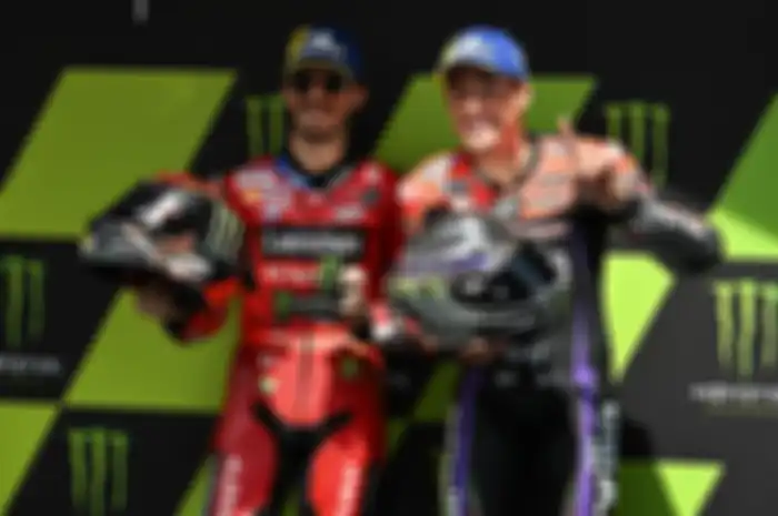 Aleix Espargaro (kanan) bersama Francesco Bagnaia, pamer helm spesial MotoGP Catalunya 2024 yang ternyata kasih bukti dan bukan tanpa alasan