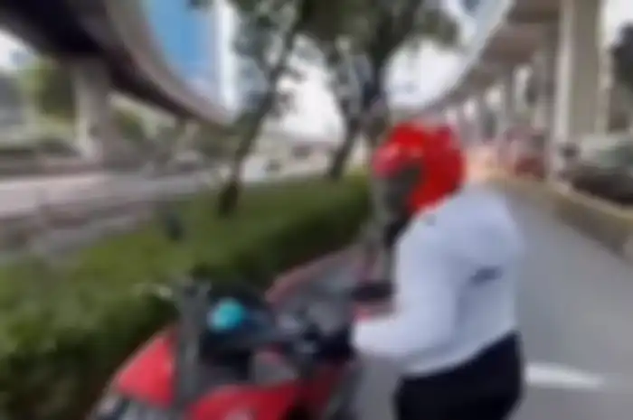 Pengendara motor Yamaha Aerox ogah ditilang hingga buang surat tilang dan ngaku kenal polisi.