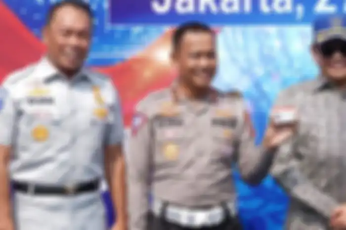 Kakorlantas Polri Irjen Pol Aan Suhanan (tengah) saat resmi meluncurkan SIM C1 di Satpas SIM Daan Mogot pada Senin (27/5/2024) bersama Dirut PT Jasa Raharja Rivan A Purwantono (kiri) dan Ketua Ikatan Motor Indonesia (IMI) Bambang Soesatyo.