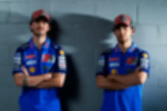 Pembalap tim pabrikan Ducati, Francesco Bagnaia (kiri) dan Enea Bastianini (kanan) memakai seragam biru untuk MotoGP Italia 2024.