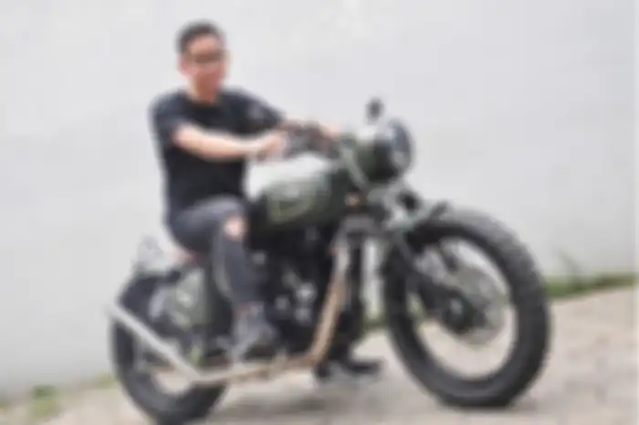 Gibran Rakabuming Raka bersama modifikasi motor Royal Enfield Classic 500 gaya bobber garapan Katros Garage.