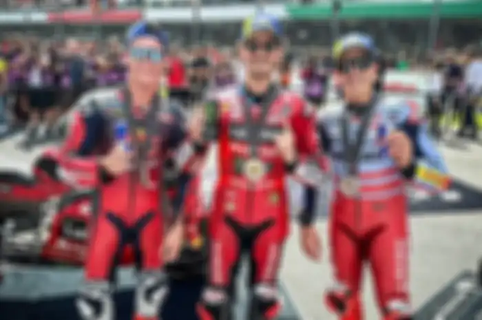 Hasil Sprint Race MotoGP Italia 2024, Francesco Bagnaia kena penalti turun 3 posisi start berhasil menang diikuti Marc Marquez (kanan) dan Pedro Acosta (kiri)
